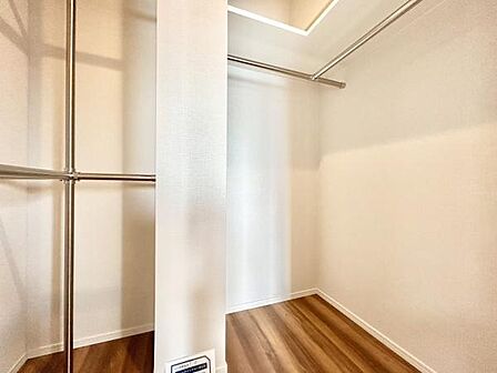 ■■ウォークインクローゼット■■スーツ類から丈の長いコート類まで何でも収納できる便利なスペースです。衣装ケースと併用することでセーター類なども収納でき自分だけのスペースにカスタマイズできます。