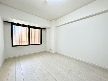 ■■明るい居室■■温もりある自然光を感じていただける居室です。飽きのこないナチュラルカラーの床にホワイトの壁紙は、色褪せることのない心地良さを作ります。