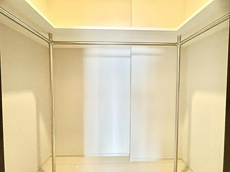 ■■ウォークインクローゼット■■スーツ類から丈の長いコート類まで何でも収納できる便利なスペースです。衣装ケースと併用することでセーター類なども収納でき自分だけのスペースにカスタマイズできます。