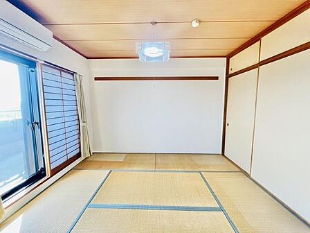 リビングに隣接した約6帖の和室で、客間としても利用可能です!