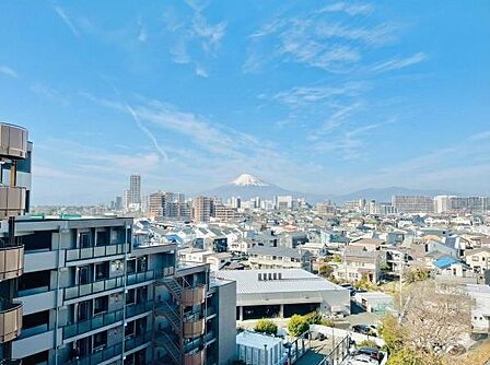洋室からも開放感のある眺望が望めます!晴れた日には富士山が望めまず!