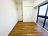 洋室：窓があり、とても明るいお部屋です！