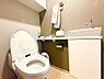 トイレ：清潔感のあるトイレです！便利な手洗い場付き！