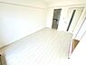 室内：リビング隣にお部屋があり、広々使用できます