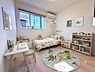 洋室：5帖の洋室です。子供部屋にいかがでしょうか！※AI加工にて家具を設置しています。