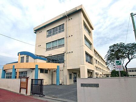 鵠南小学校まで365m