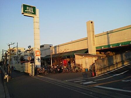Fuji鵠沼店まで692m