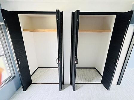 お部屋をすっきり美しく保つ、ハンガーパイプ付きクローゼット。