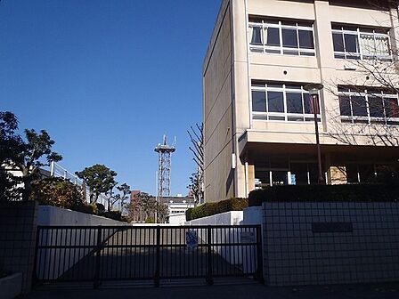 滝の沢中学校まで593m