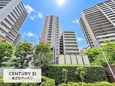 外観:街路樹に囲まれた、存在感ある20階建タワー 外観:街路樹に囲まれた、存在感ある20階建タワー
