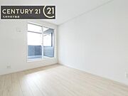 【洋室】開放的なバルコニーに面したお部屋。採光良好な快適空間です。