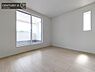 洋室：【洋室】開放的なバルコニーに面したお部屋。採光良好な快適空間です。