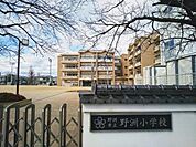 野洲市立野洲小学校まで909m