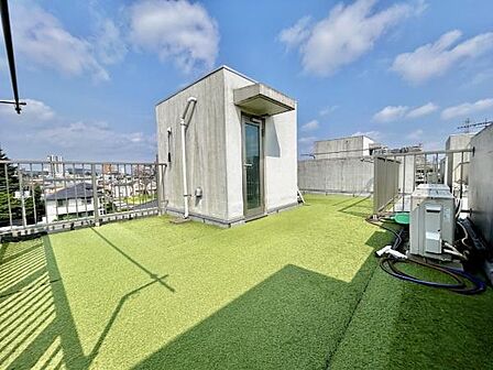 周囲に高い建物が少ないため遮るものがなく、一日中豊かな日差しが差し込むルーフバルコニー