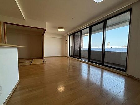 18帖超の広々LDKで、家族全員がのびのびとくつろげる開放的な空間です◎