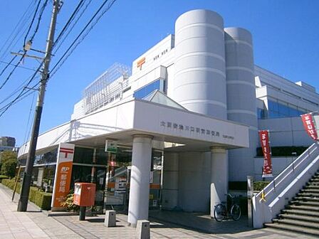 大阪安治川口駅前郵便局まで586m
