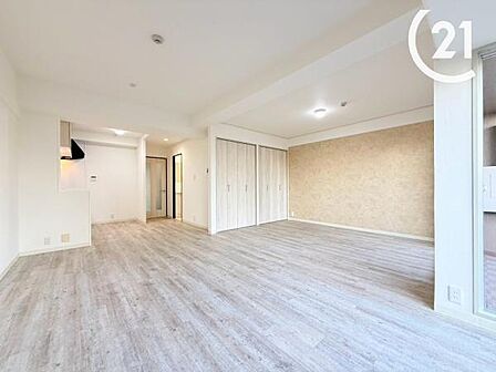 19帖超の広々LDKにつき、開放感のある住空間です◎大型ソファやダイニングテーブルもゆとりを持って配置できる広さです!