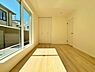 洋室：バルコニーに面した洋室。窓から明るい日差しが差し込みます。