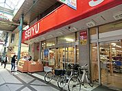 西友衣笠店まで650m、衣笠駅すぐのスーパー。24時間営業だから仕事帰りなど、遅くなった時にもゆっくりお買いものが出来て便利です。