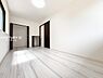 洋室：明るい光が差し込む洋室。お子様のお部屋にぴったりです♪