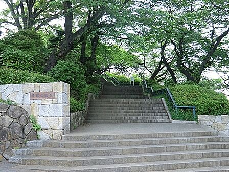 掃部山公園まで512m、桜の名所として知られる公園です。みなとみらいを見渡せる眺望も見どころです。