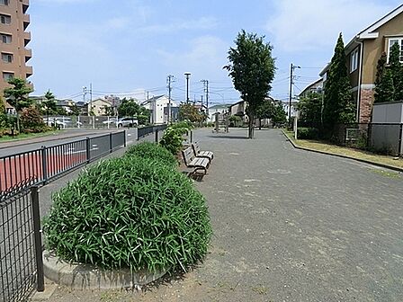 第二花立公園まで675m、東海道線の一本松の踏切から少し西側にあります。細長い公園になが?いアスレチックのコンビネーション遊具があります。