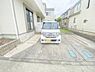 駐車場：前面道路が広く、車を出し入れしやすいカースペースです。
