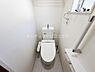トイレ：2階トイレ。各階にトイレがあるので、かち合わずストレスなく使えます。白を基調とした清潔感のあるトイレ空間です。