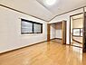 洋室：※リフォーム前写真6帖の洋室に2帖の納戸を備えたゆとりある住空間♪居室として使いやすい広さに加え、季節用品や大きな荷物もしっかり収納できます。お部屋をすっきり保てるのが魅力です！