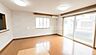 リビング/ダイニング：リビング大きな窓から明るい陽光が差し込み、お部屋の隅々まで暖かな光が広がります。開放的な空間で居心地の良さを実感できます♪室内の写真はCGで家具を消して空室後のイメージを再現しています。