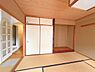 和室：落ち着いた雰囲気の和室です。くつろぐの空間として最適です。