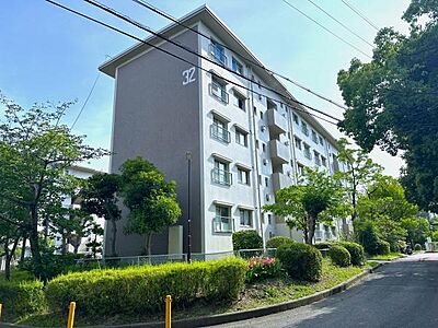外観:前面道路は車の通り抜けがなく、西となりが公園になっています♪ 外観:前面道路は車の通り抜けがなく、西となりが公園になっています♪