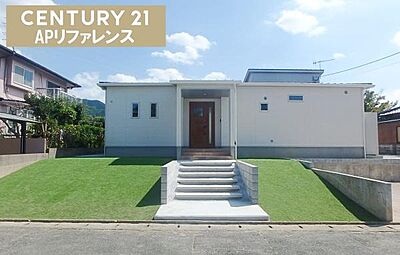 外観:築3年の築浅平屋。開放的な勾配天井と中庭 外観:築3年の築浅平屋。開放的な勾配天井と中庭