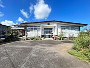 広々とした敷地が特徴の外観です。大きな窓からたっぷりと光が差し込みます。駐車スペースも確保されています。緑に囲まれた落ち着いた雰囲気も魅力です。外観の印象が明るい住宅です。