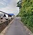 その他：現地の前面道路は幅員が確保されており両側に住宅や緑が広がります。周囲は落ち着いた雰囲気が感じられ暮らしやすい環境です。舗装も整備されていて毎日の通行にも便利です。