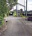 その他：現地は緑に囲まれた静かな道路沿いに位置しています。前面道路は舗装されており車両の通行もスムーズです。周辺には開放感があり落ち着いた雰囲気が感じられます。線路も近くにあるため利便性にも期待できます。