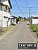 その他：前面道路は幅員が確保されており車の出入りがしやすい環境です。周辺は静かな住宅エリアで落ち着いた雰囲気が感じられます。道路沿いには建物や駐車スペースもあり使い勝手が良い現地写真です。