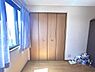 洋室：収納スペースが充実しています