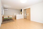 ダイニングテーブル・ソファーも配置できるゆとりある設計になっております。