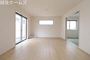 ダイニングテーブル・ソファーも配置できるゆとりある設計になっております。