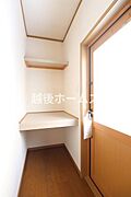荷物の出し入れ楽々の勝手口付のパントリー