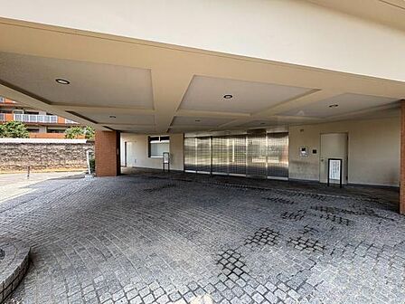 【エントランス】駐車場側にもエントランスがあります。