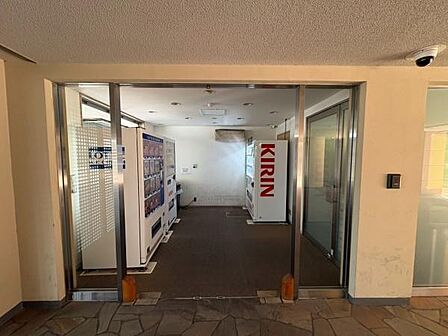 【自販機コーナー】ドリンクやアイスクリームなどの自販機がございます。