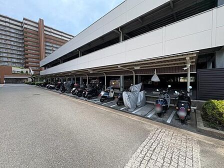 【バイク置場】マンション敷地内にあるバイク置き場です。