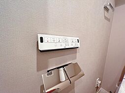 [トイレ] 内装リフォームで快適なシャワートイレに交換済です。