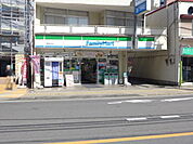ファミリーマート 妻屋所沢店 徒歩4分(300ｍ)