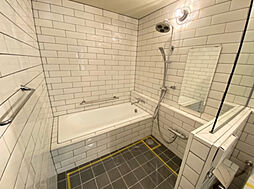 [風呂] 広々としたお風呂場です。オーバーヘッドシャワーがお洒落ですね！リラックスできそうな浴室になっています。