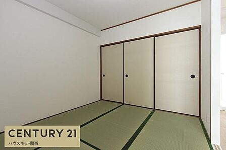建具も新調され、明るい室内です