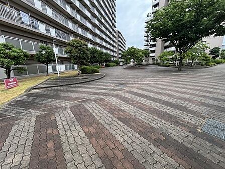 マンションの敷地も広く綺麗に整備されています。