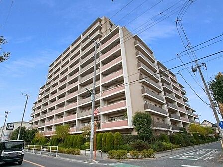 堂々とした佇まいのマンション外観です。道路に面した位置でアクセスも良好です。緑が多く植栽が整えられており清潔感があります。広々としたバルコニーも魅力のひとつです。周囲の落ち着いた街並みもポイントです。